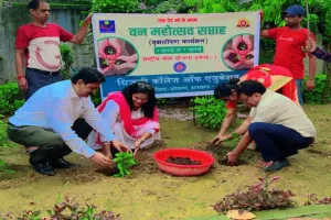 कोडरमा: ग्रिजली कॉलेज ऑफ एजुकेशन में वन महोत्सव के अवसर पर लगाए गए कई औषधीय पौधे 